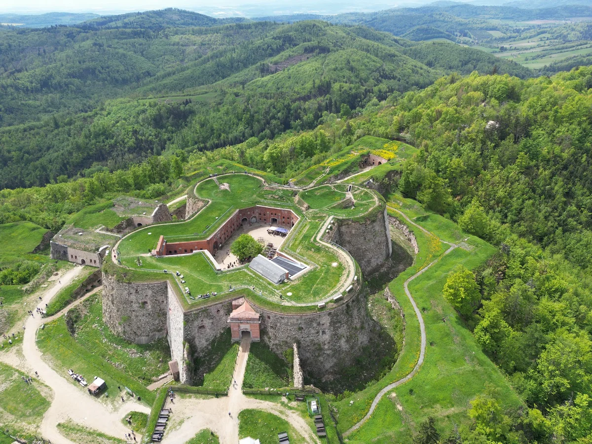 Panoramiczny widok na dolinę z drona o zachodzie słońca pod słońcem.