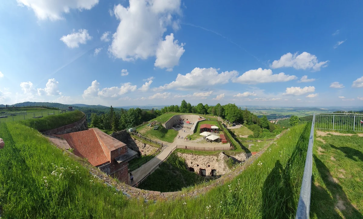 Widok z lotu ptaka na systemy obronne zamku pod niebem.