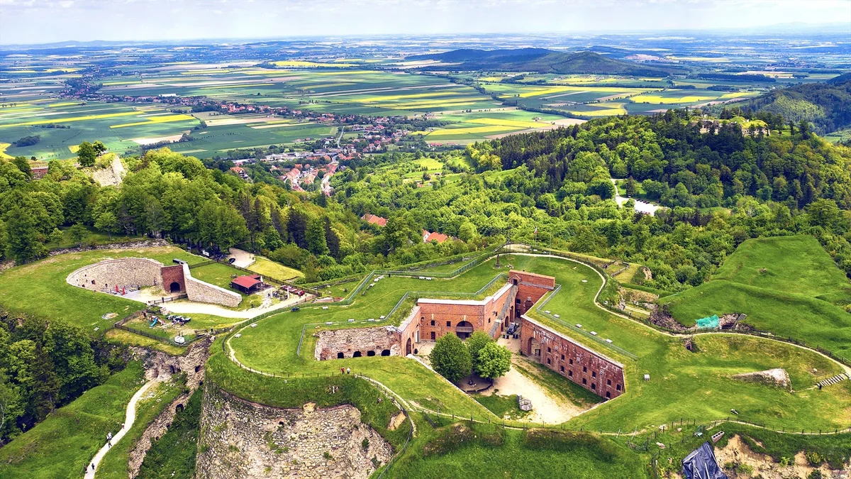 Panoramiczny widok na mury zamkowe pod słońcem pod niebem.