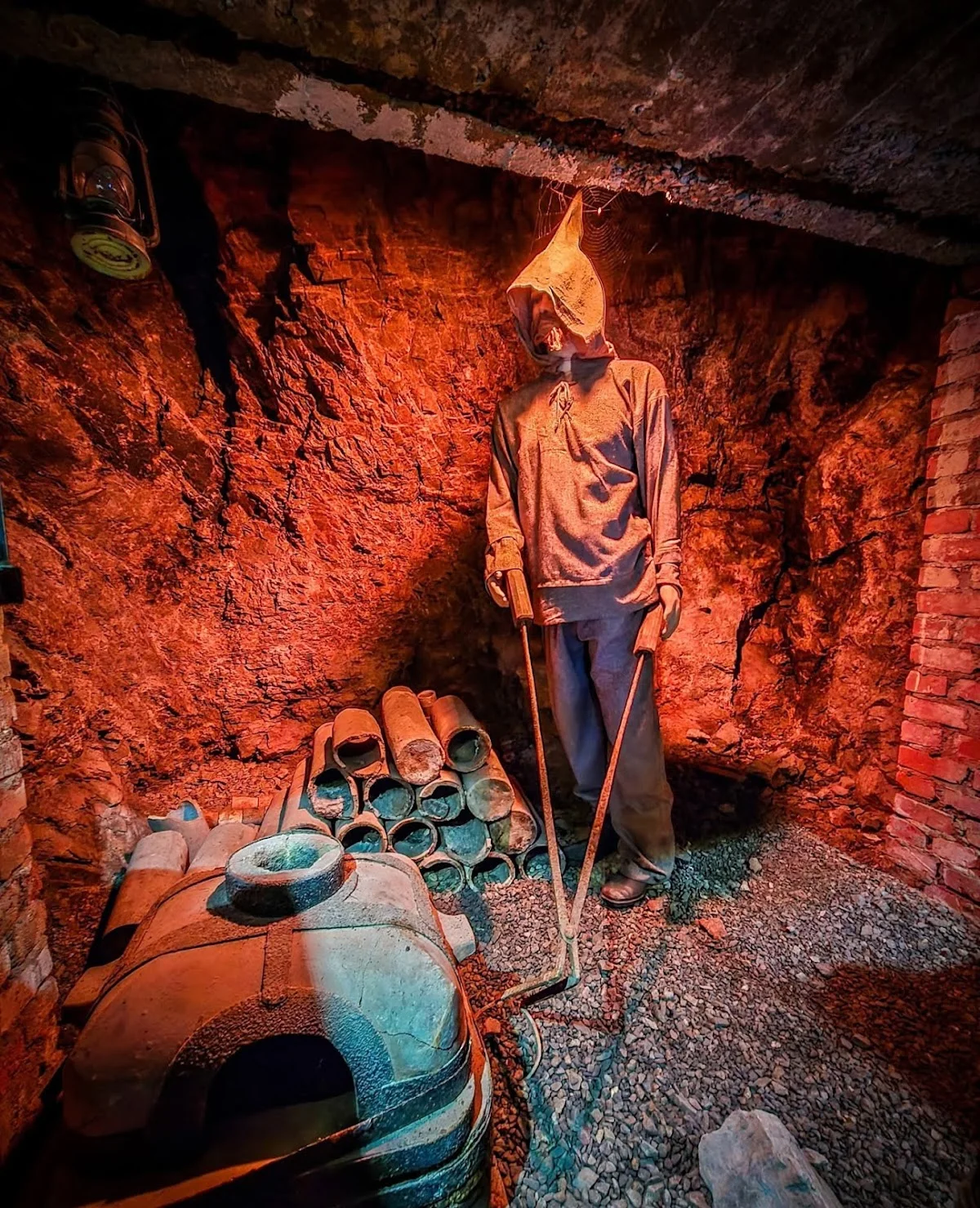 Mały budynek drewniany o tradycyjnej architekturze o zachodzie słońca pod słońcem.