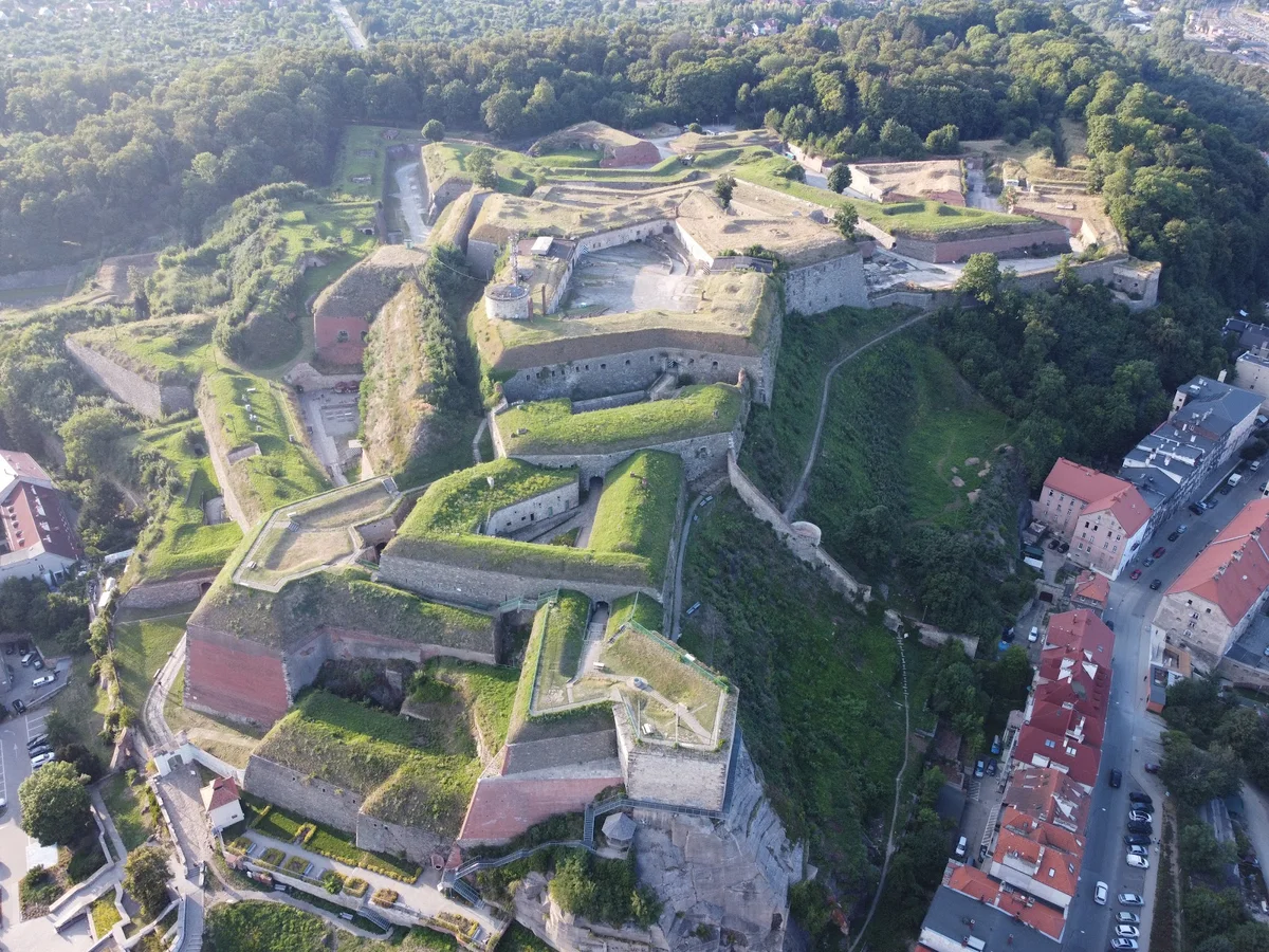 Widok na systemy fortyfikacyjne dumnie królujące o zachodzie słońca.