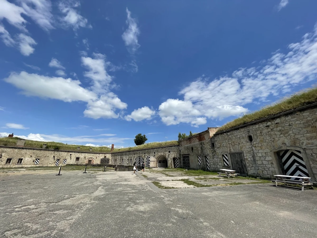 Fragment wejścia do zabytkowego obiektu pod niebem pod słońcem.