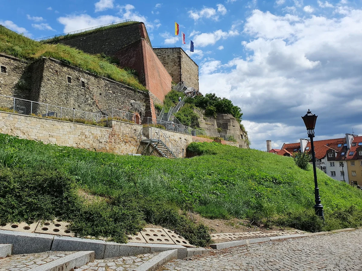 Panoramiczny widok na systemy obronne pod słońcem pod niebem.