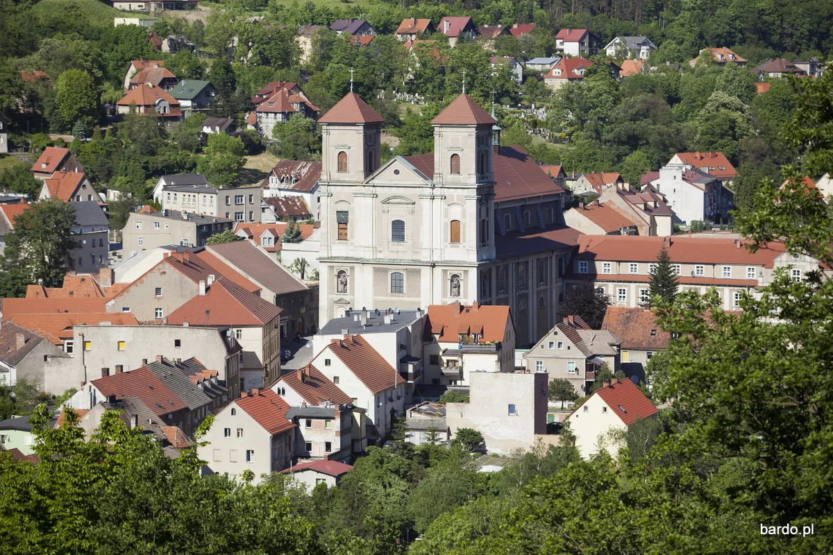 Widok z góry na panoramę wybrzeża i miasta pod niebem pod słońcem.