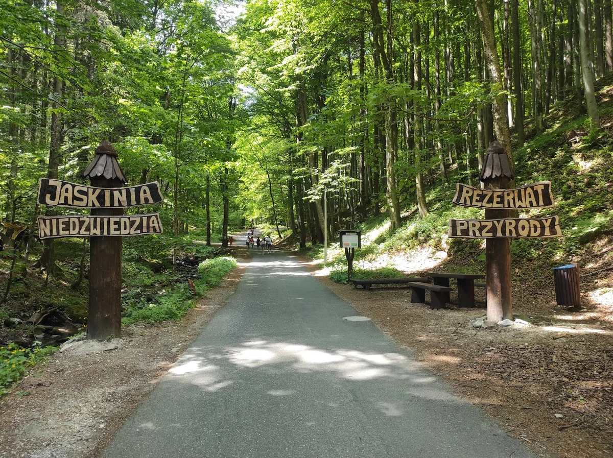 Brama wejściowa do Jaskini Niedźwiedziej pod niebem pod słońcem o świcie.