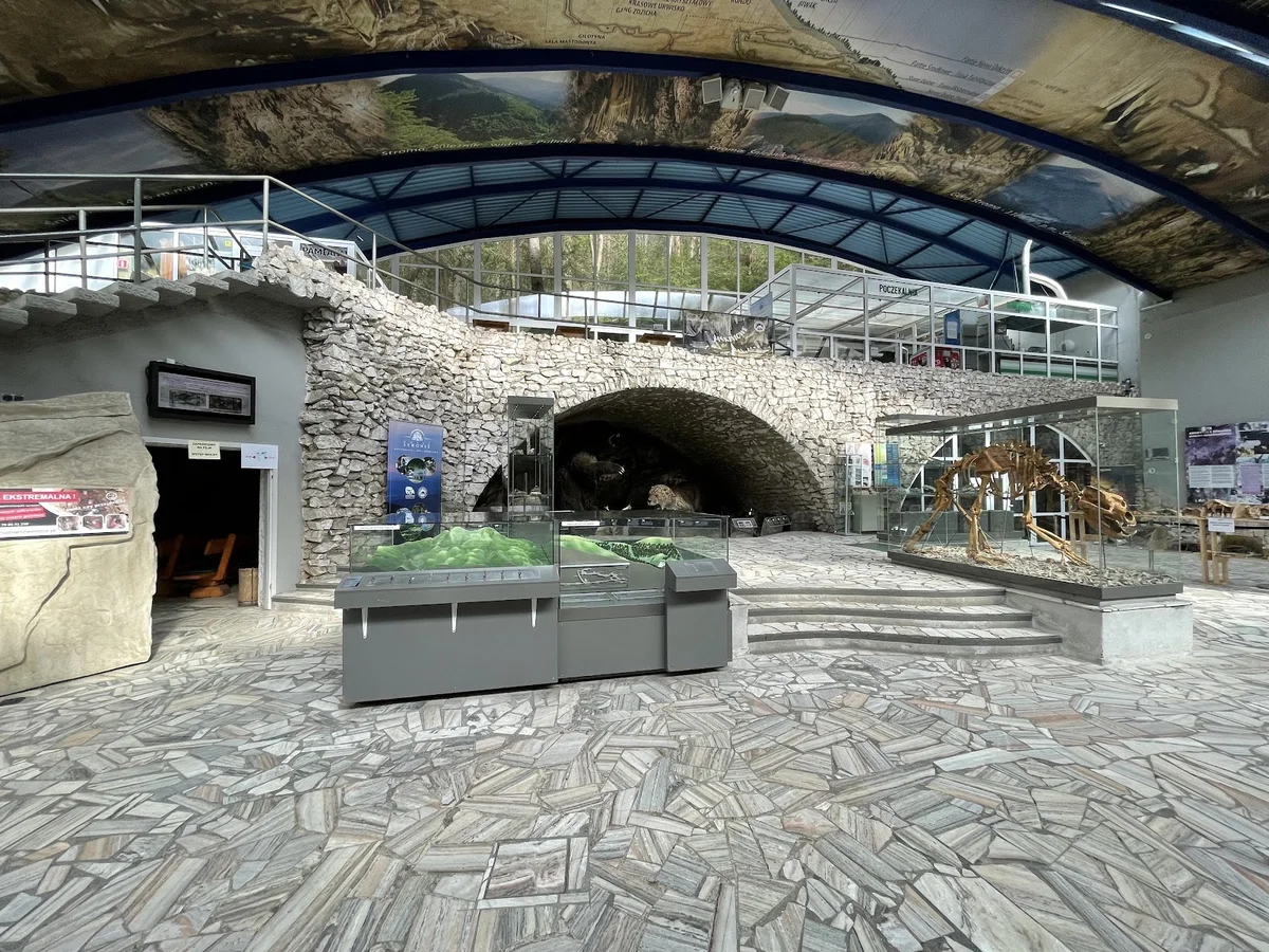 Hall wejściowy dla turystów w jaskini pod słońcem o wysokim standardzie.