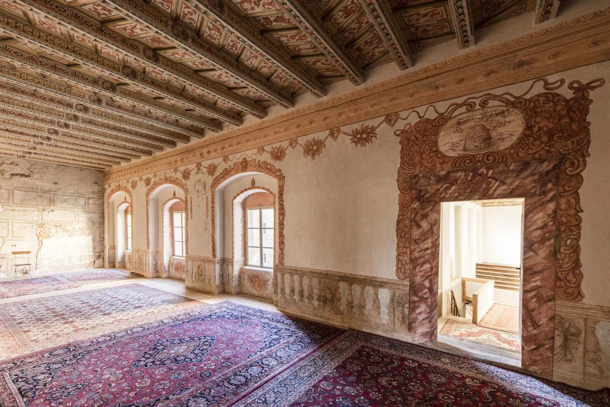 Wnętrze sali balowej w pałacu o słońcu pod niebem o świcie.