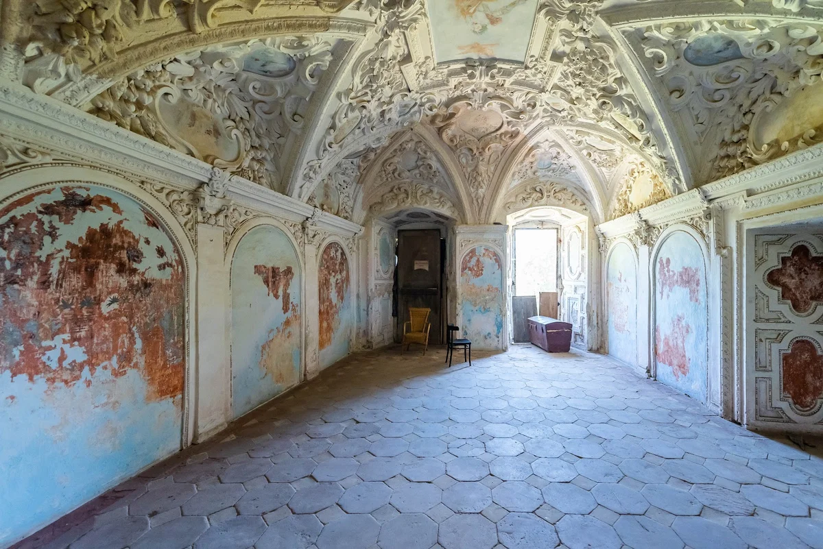 Wnętrze sali pałacowej z freskami o wysokim standardzie pod słońcem.