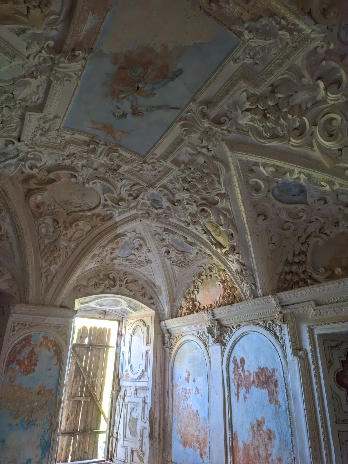 Fragment elewacji z freskami o słońcu pod słońcem.