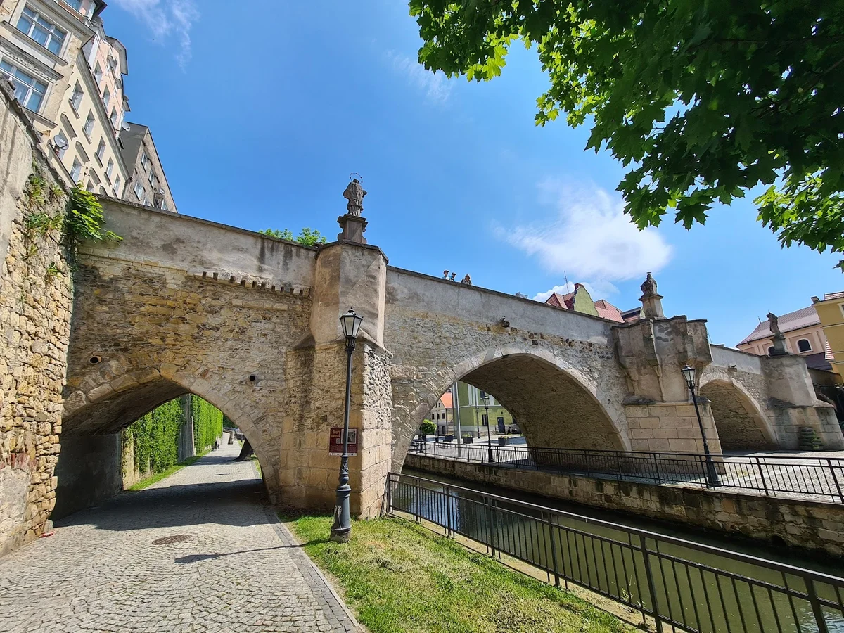 Widok na miasto o świcie pod błękitnym niebem pod słońcem o świcie.
