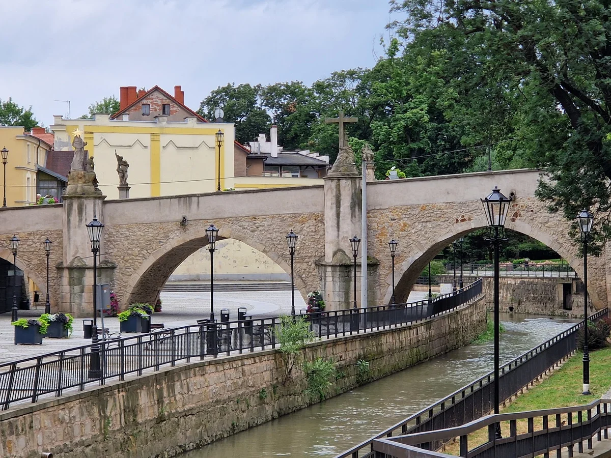 Panorama miasta z wieżą o słońcu pod niebem o świcie.