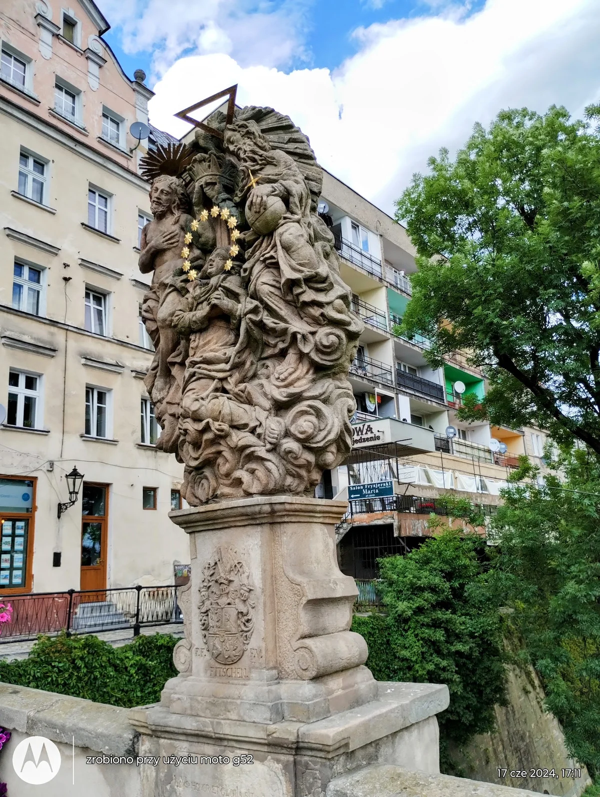 Ozdobna latarnia lub figura o słońcu pod niebem o świcie.