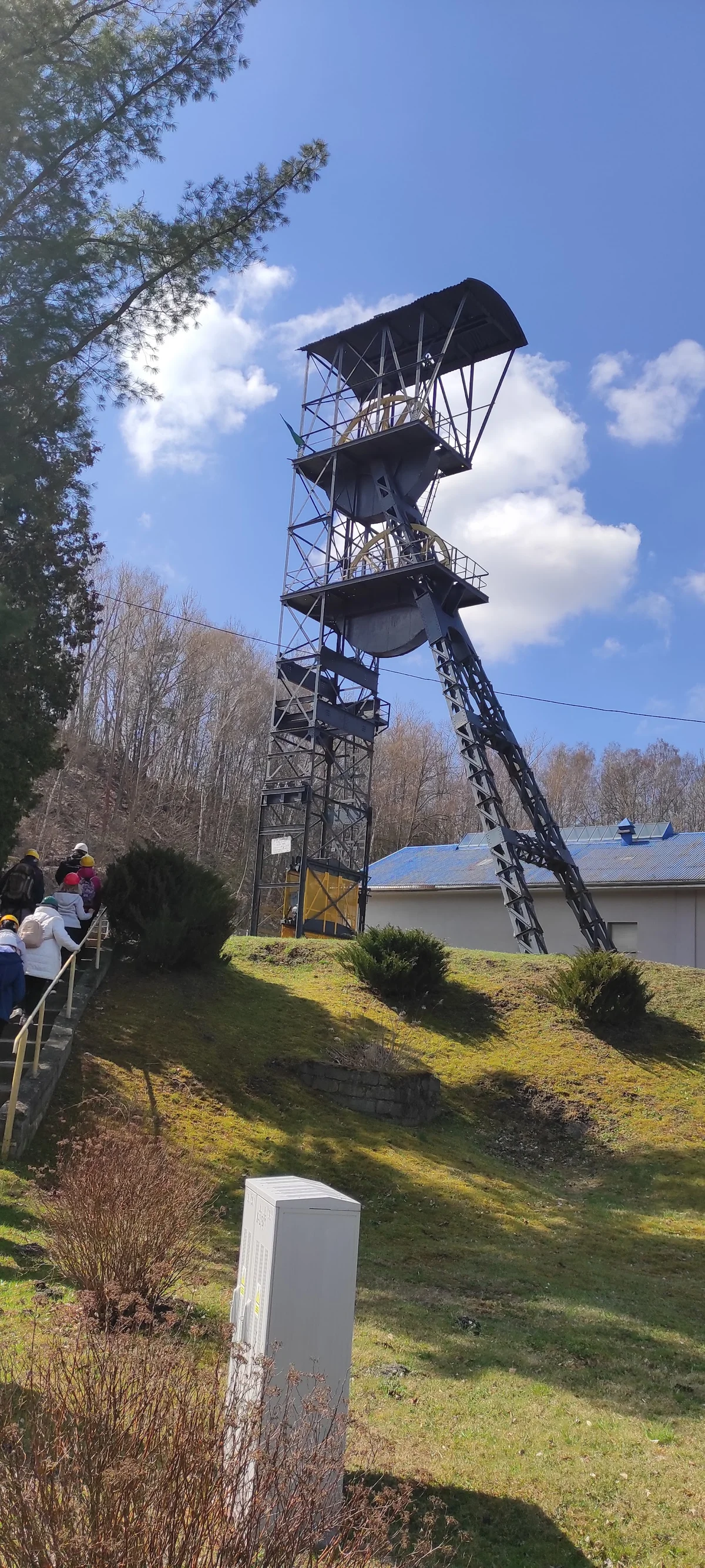 Wieża nastrojowa szybu kopalnianego na tle nieba w słońcu.