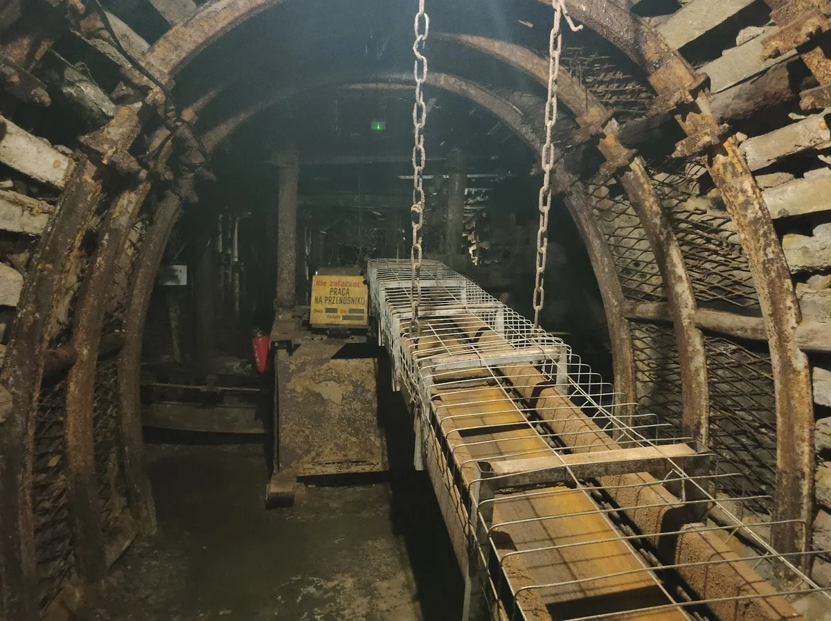 Wystawa sprzętu górniczego w kopalni letnią porą.