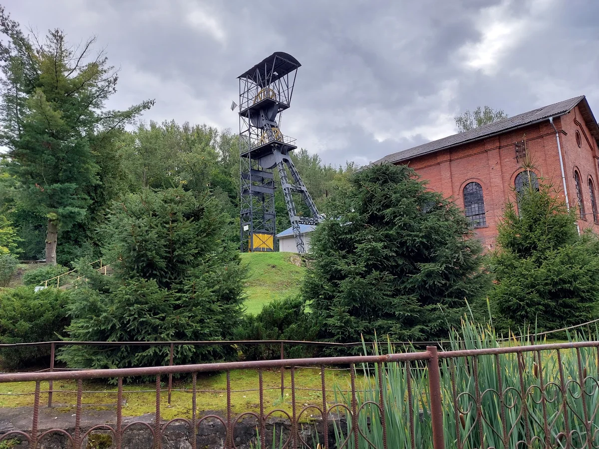 Ludzie oglądający makiety w muzeum letem.