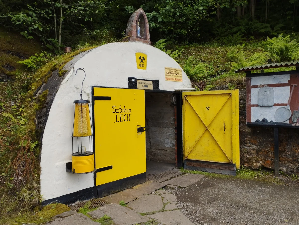 Wejście do podziemi kopalnianych - brama letnią porą.