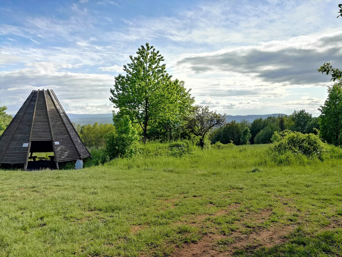 Piknik nastrojowy w górach przy ognisku w słońcu.