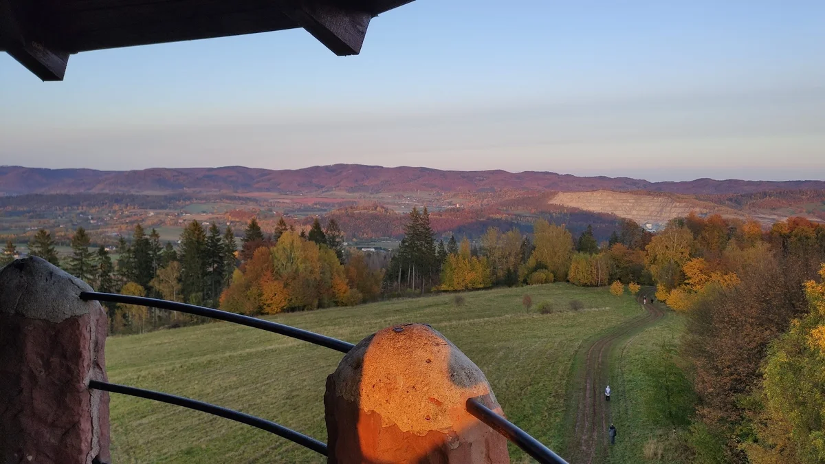 Ławki na punkcie widokowym w słońcu.