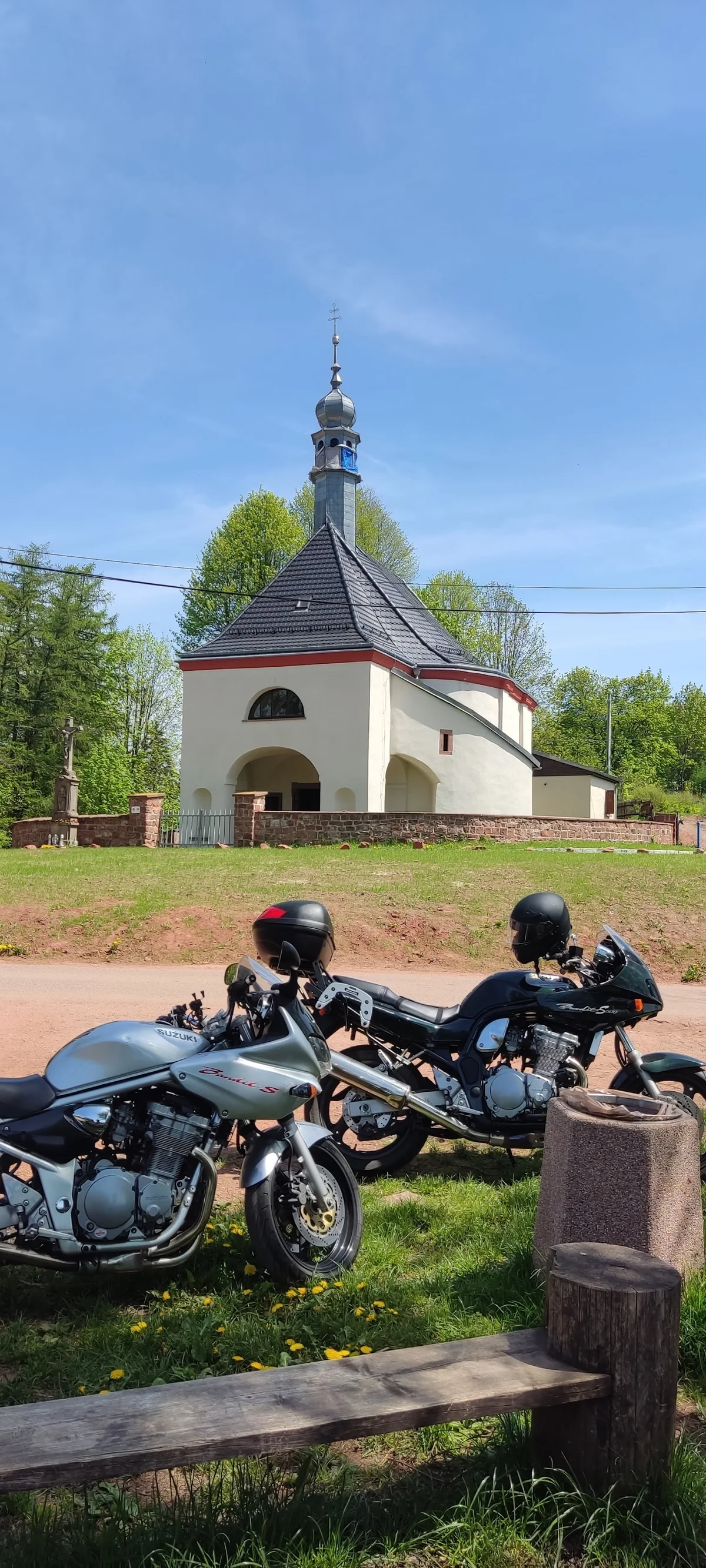 Budynek nastrojowy kościoła widoczny z drogi nastrojowo letem.