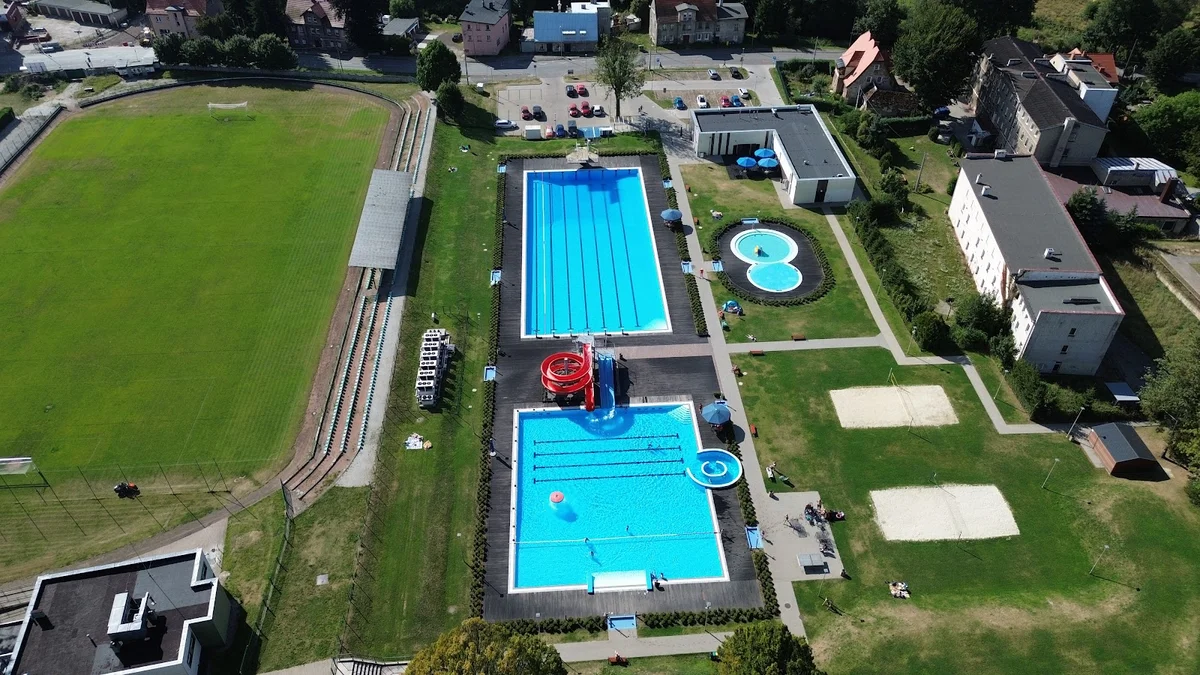 Basen nastrojowy letni z fontannami i zjeżdżalniami letting porą.