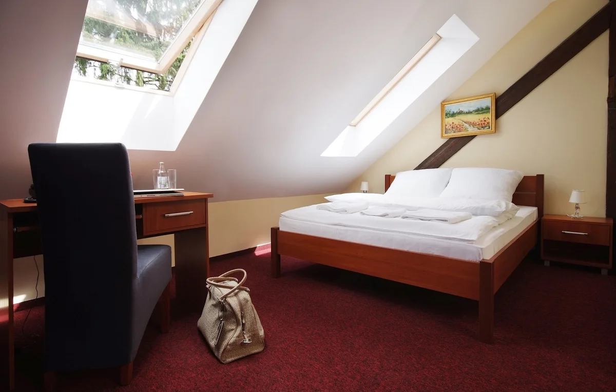 Elegancki pokój hotelowy z czerwonym dywanem letem.