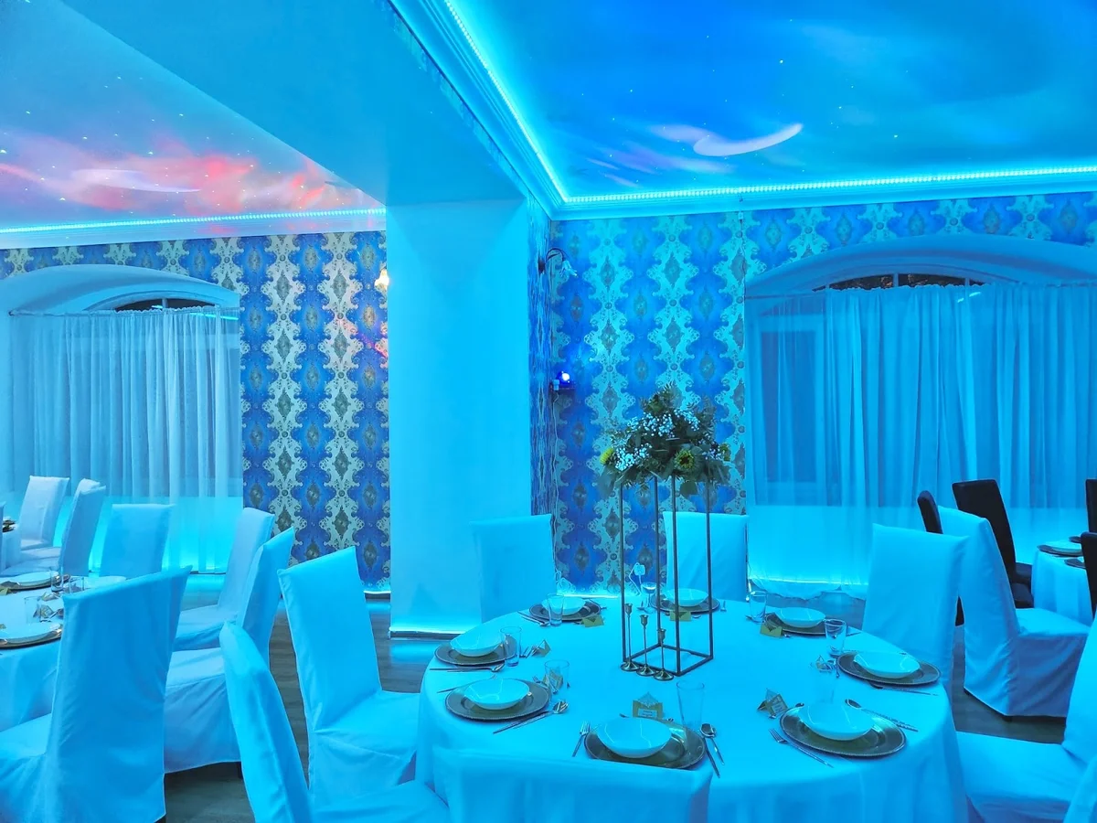 Wnętrze sali z niebieskim podświetleniem sufitu letem.